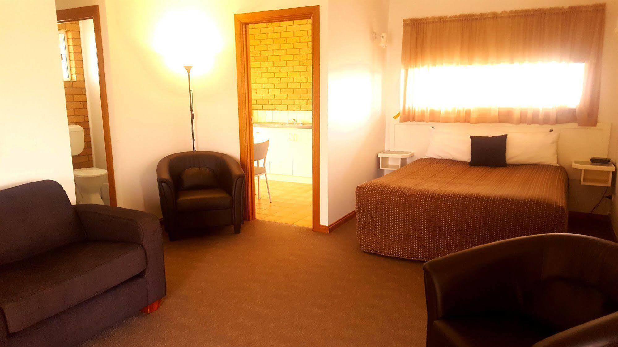 Centrepoint Motel Deniliquin Exterior foto